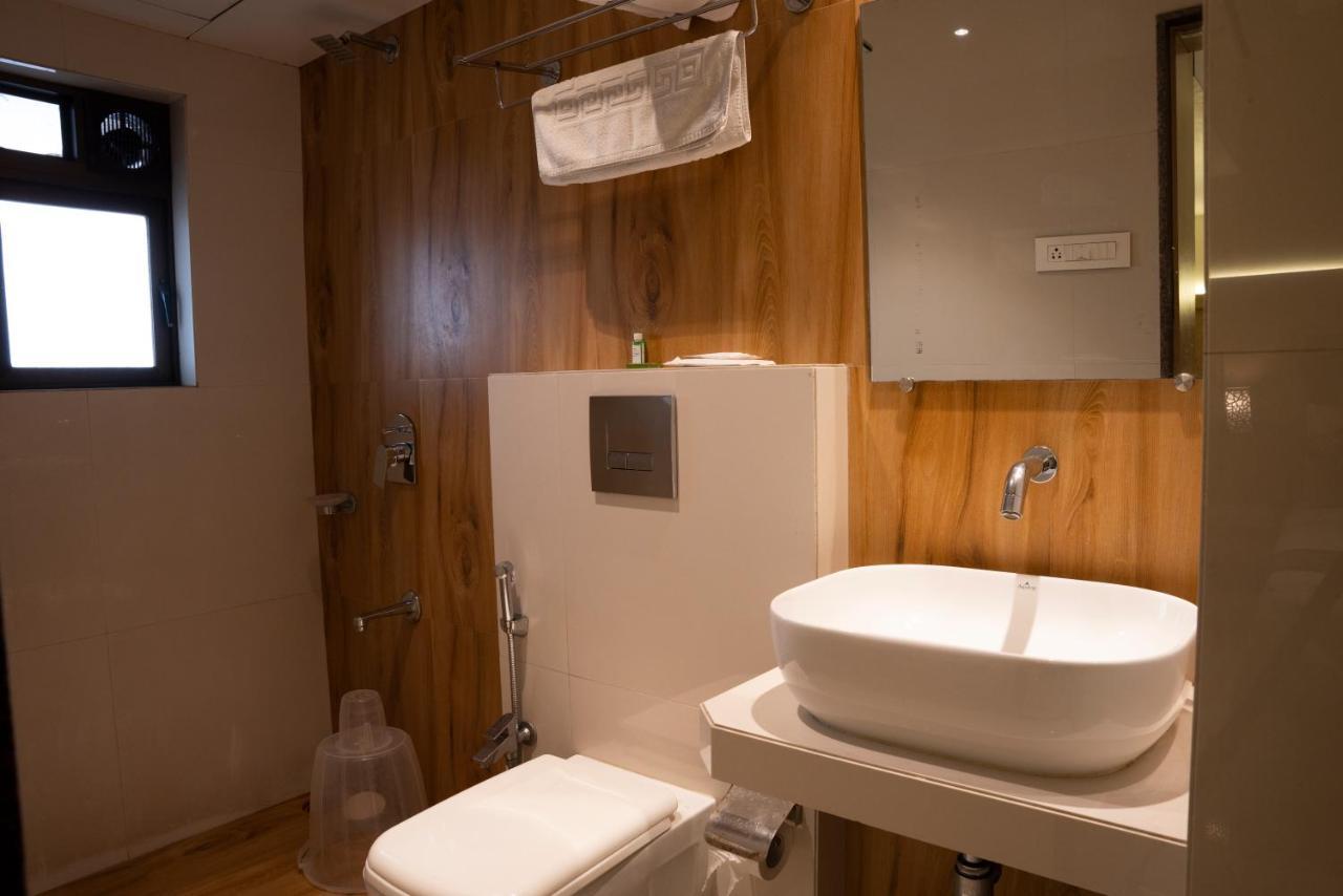 Gold Crest Business Hotel Navi Mumbai Exterior photo