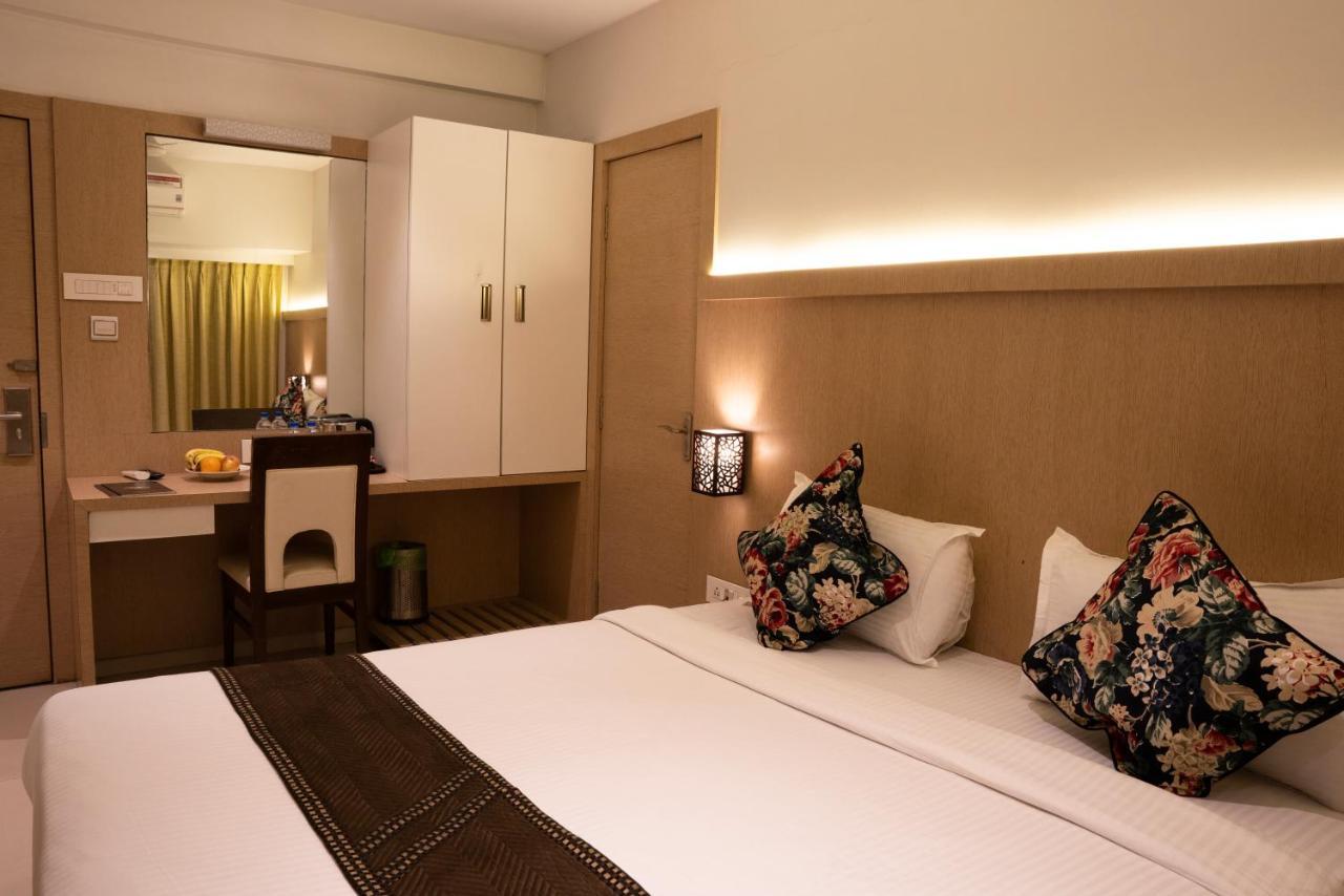 Gold Crest Business Hotel Navi Mumbai Exterior photo