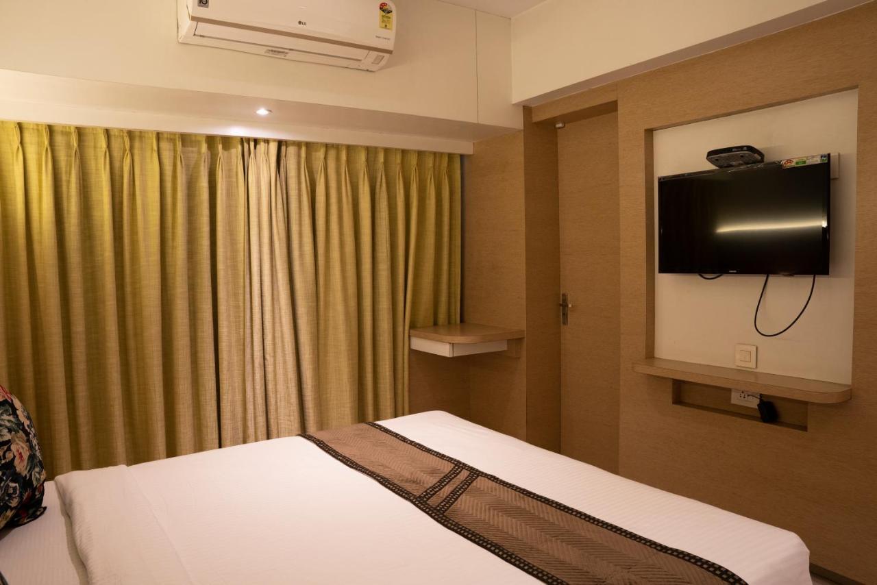 Gold Crest Business Hotel Navi Mumbai Exterior photo