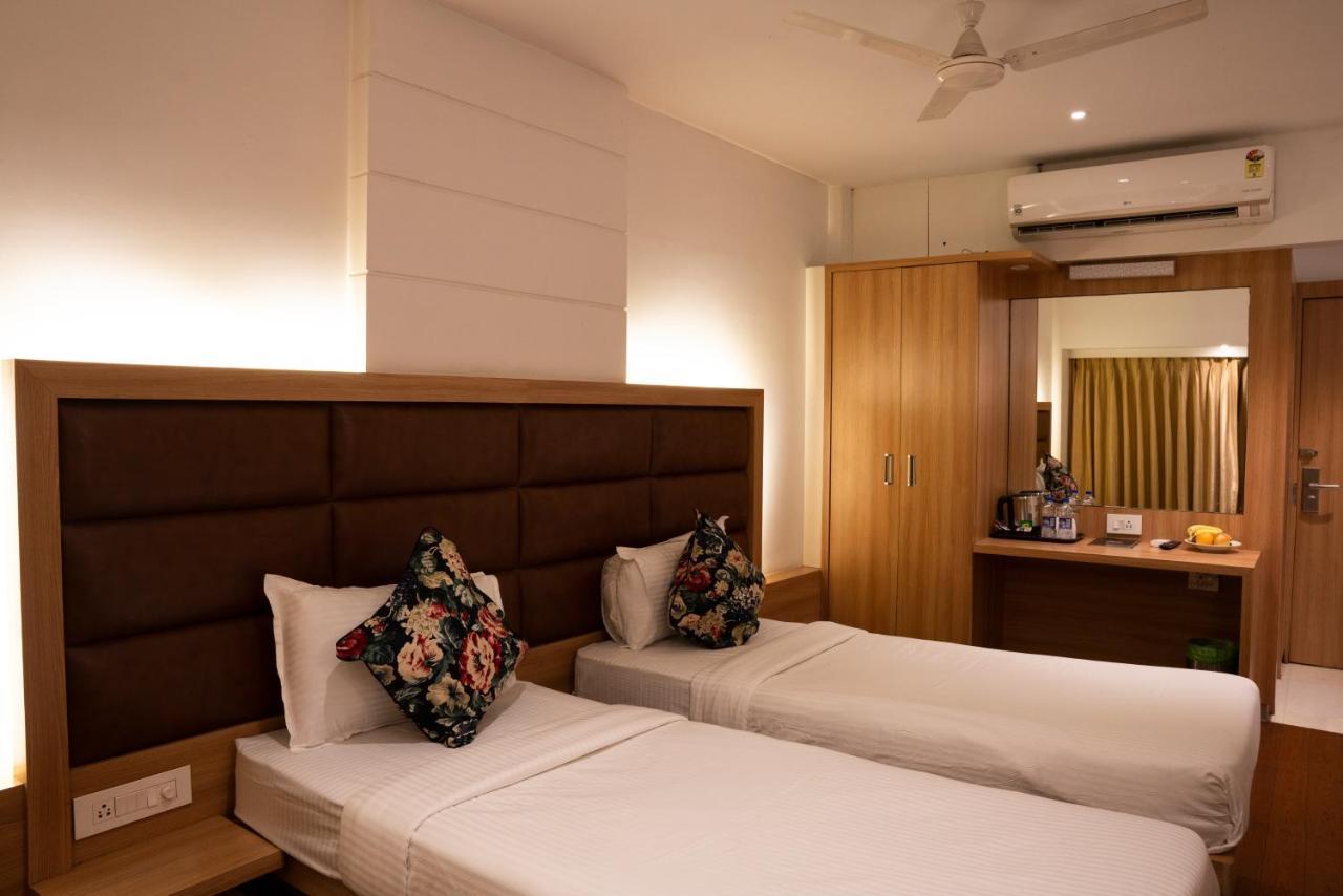 Gold Crest Business Hotel Navi Mumbai Exterior photo