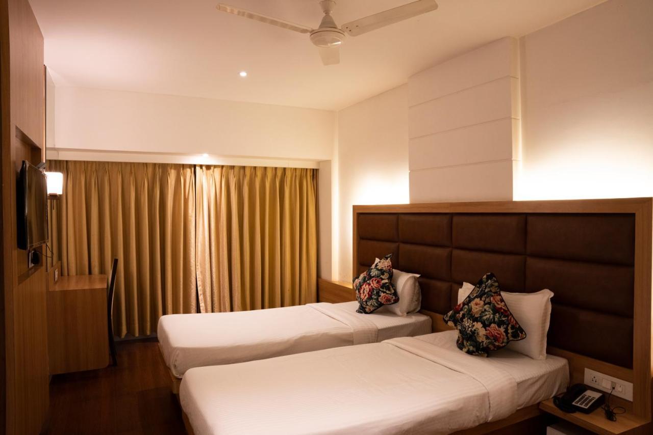 Gold Crest Business Hotel Navi Mumbai Exterior photo