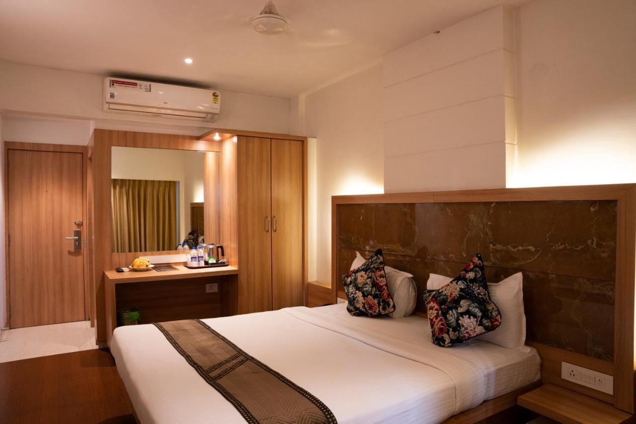 Gold Crest Business Hotel Navi Mumbai Exterior photo