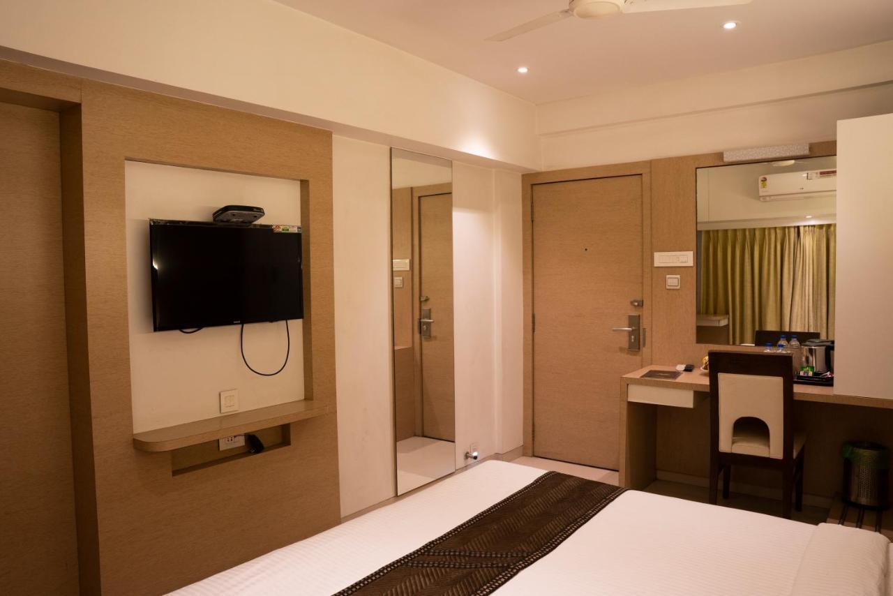 Gold Crest Business Hotel Navi Mumbai Exterior photo