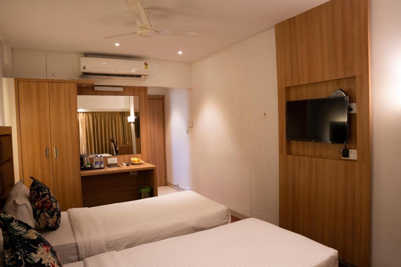 Gold Crest Business Hotel Navi Mumbai Exterior photo
