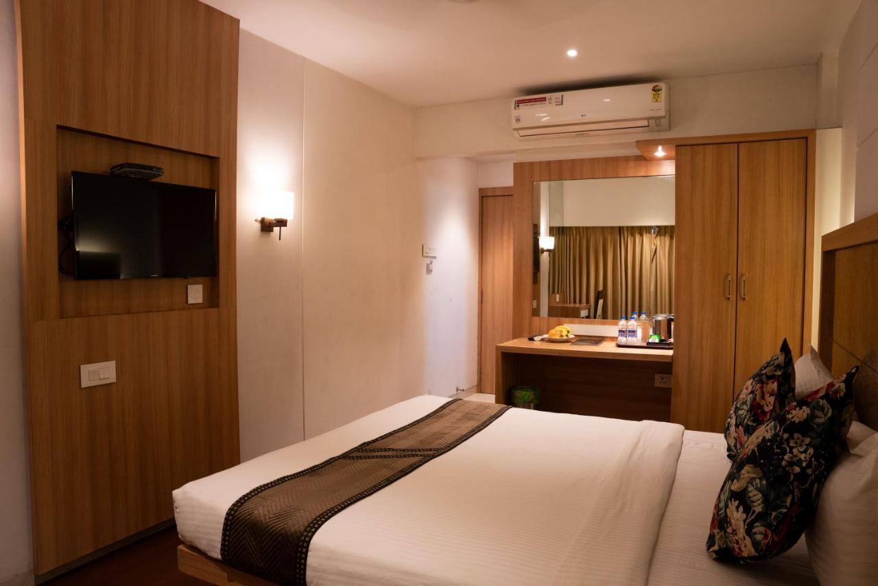 Gold Crest Business Hotel Navi Mumbai Exterior photo