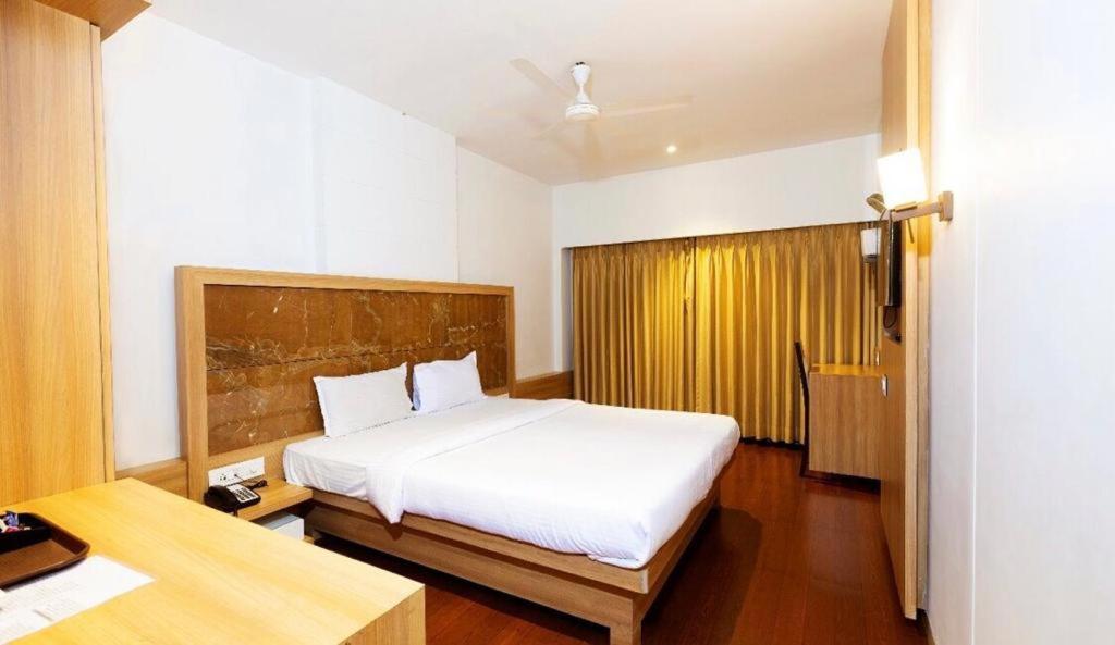 Gold Crest Business Hotel Navi Mumbai Exterior photo
